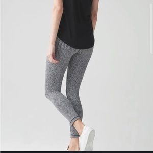 Lululemon teeny tooth houndstooth leggings. Size 4. Excellent condition.
